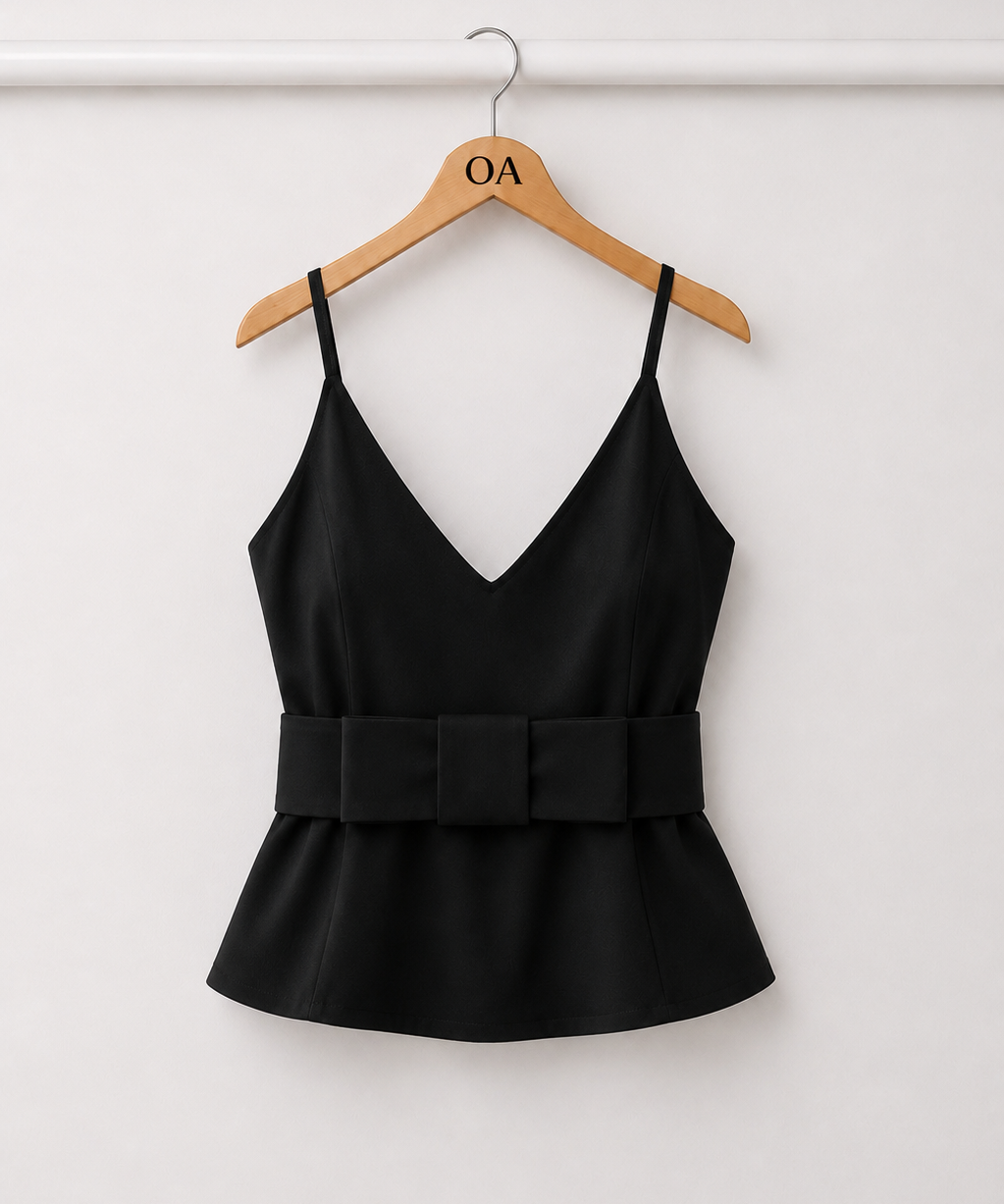 Blusa preta de alças finas com decote V e faixa na cintura com babado peplum