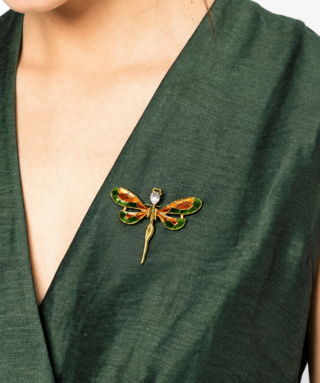 Broche de libélula no peito, metal dourado e asas esmaltadas verde e laranja