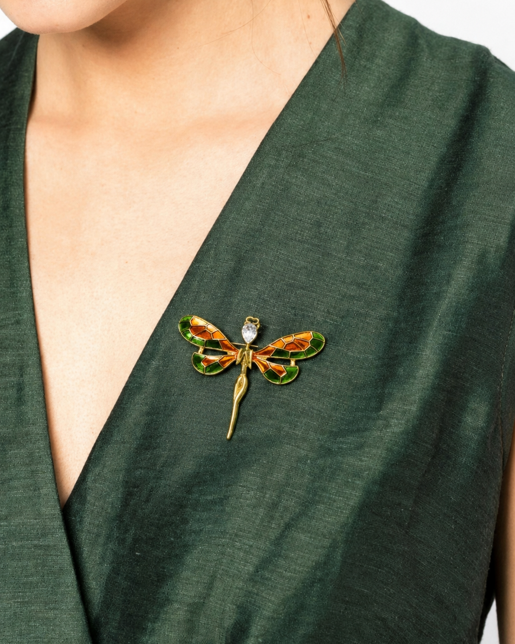 Broche de libélula no peito, metal dourado e asas esmaltadas verde e laranja