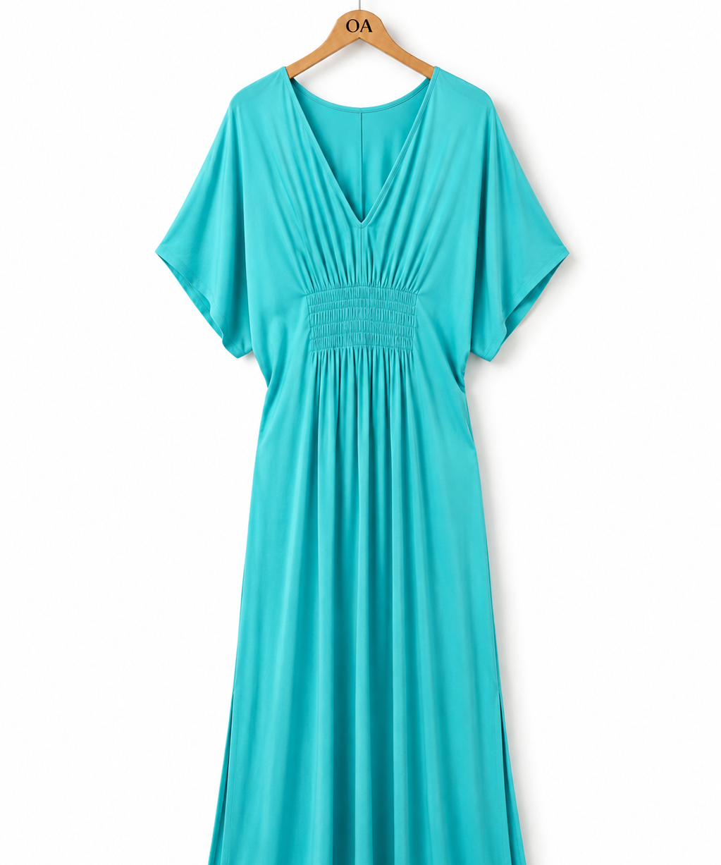 Vestido Iolanda azul-céu com decote V e faixa franzida na cintura, mangas amplas.