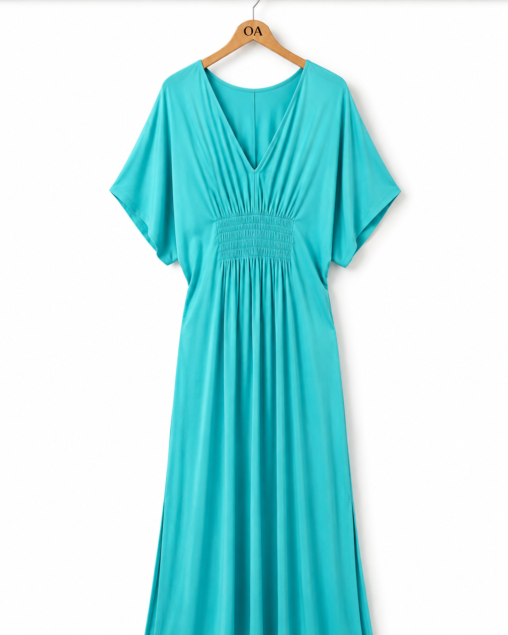 Vestido Iolanda azul-céu com decote V e faixa franzida na cintura, mangas amplas.