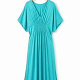 Vestido Iolanda azul-céu com decote V e faixa franzida na cintura, mangas amplas.