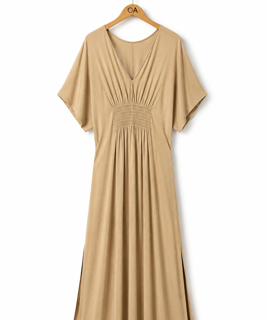 Vestido Iolanda creme com decote V, detalhes franzidos na parte superior e saia plissada.