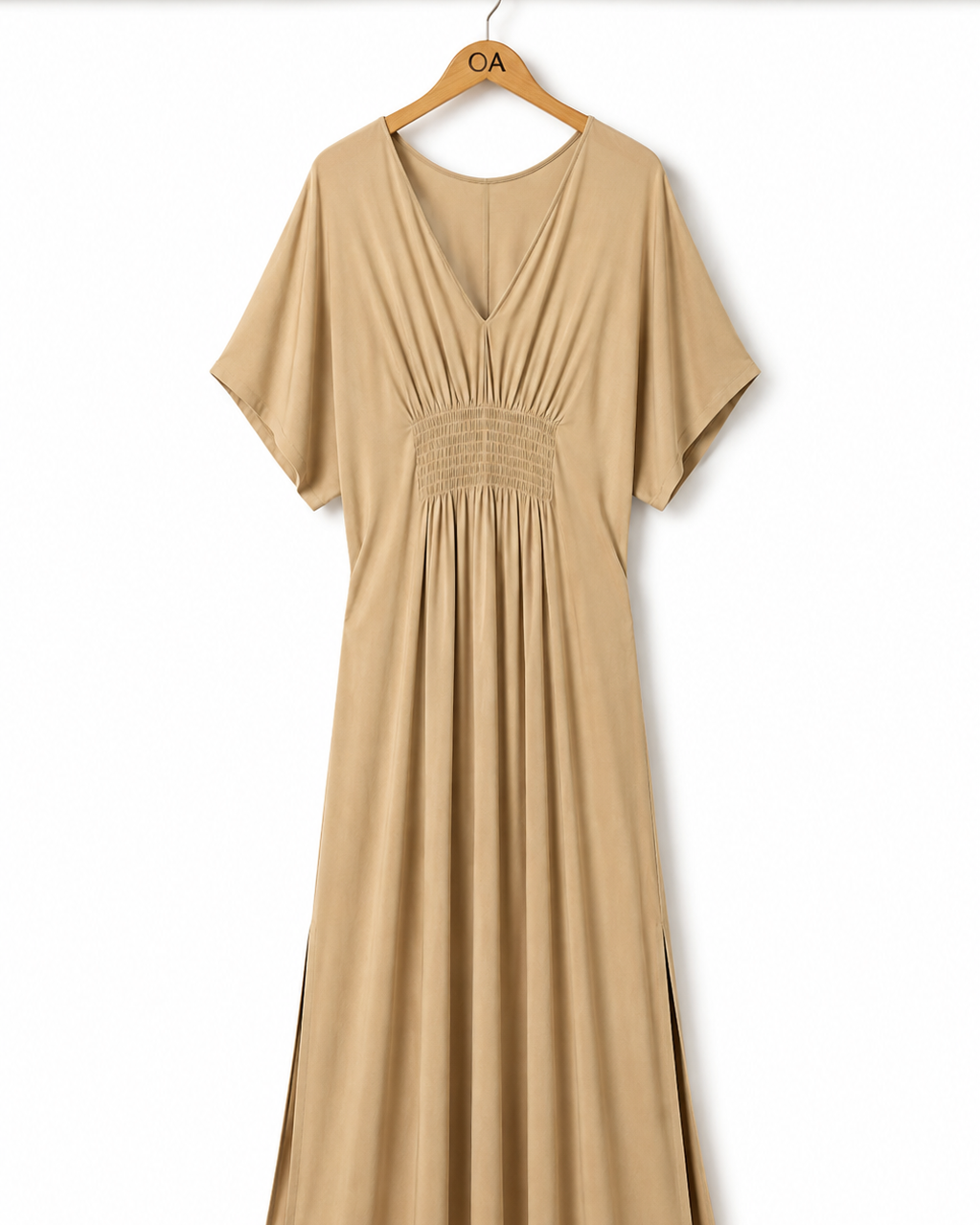 Vestido Iolanda creme com decote V, detalhes franzidos na parte superior e saia plissada.