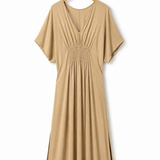 Vestido Iolanda creme com decote V, detalhes franzidos na parte superior e saia plissada.