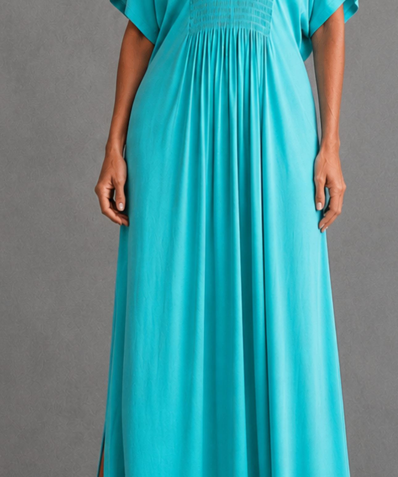 Vestido Iolanda azul-turquesa longo com decote V, franzidos na parte superior e fenda lateral.