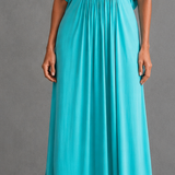 Vestido Iolanda azul-turquesa longo com decote V, franzidos na parte superior e fenda lateral.