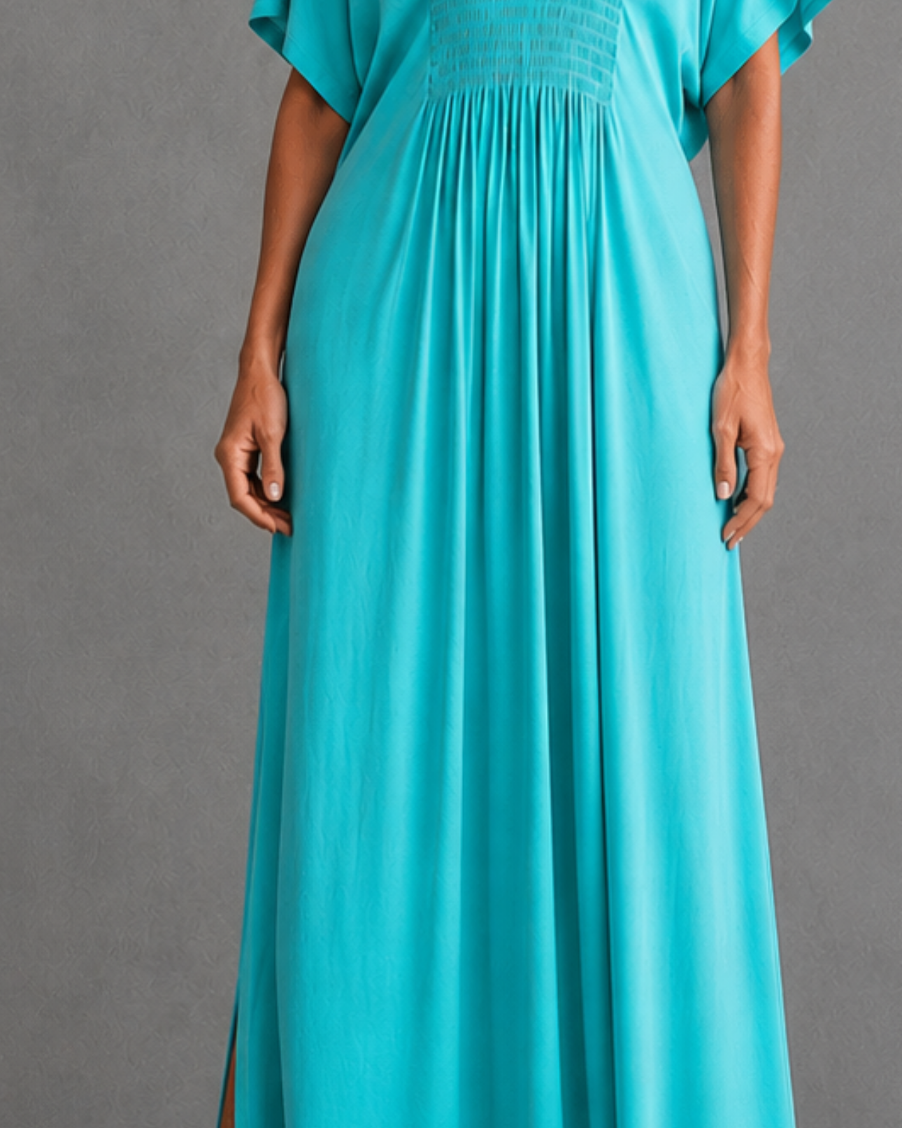 Vestido Iolanda azul-turquesa longo com decote V, franzidos na parte superior e fenda lateral.