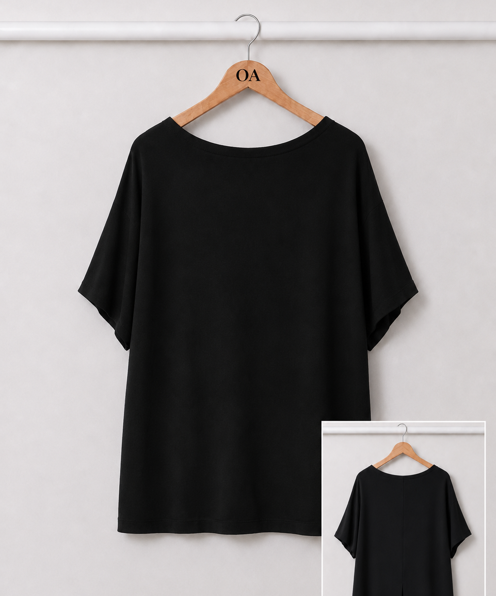 Blusa preta de tecido leve, gola canoa e mangas amplas tipo quimono