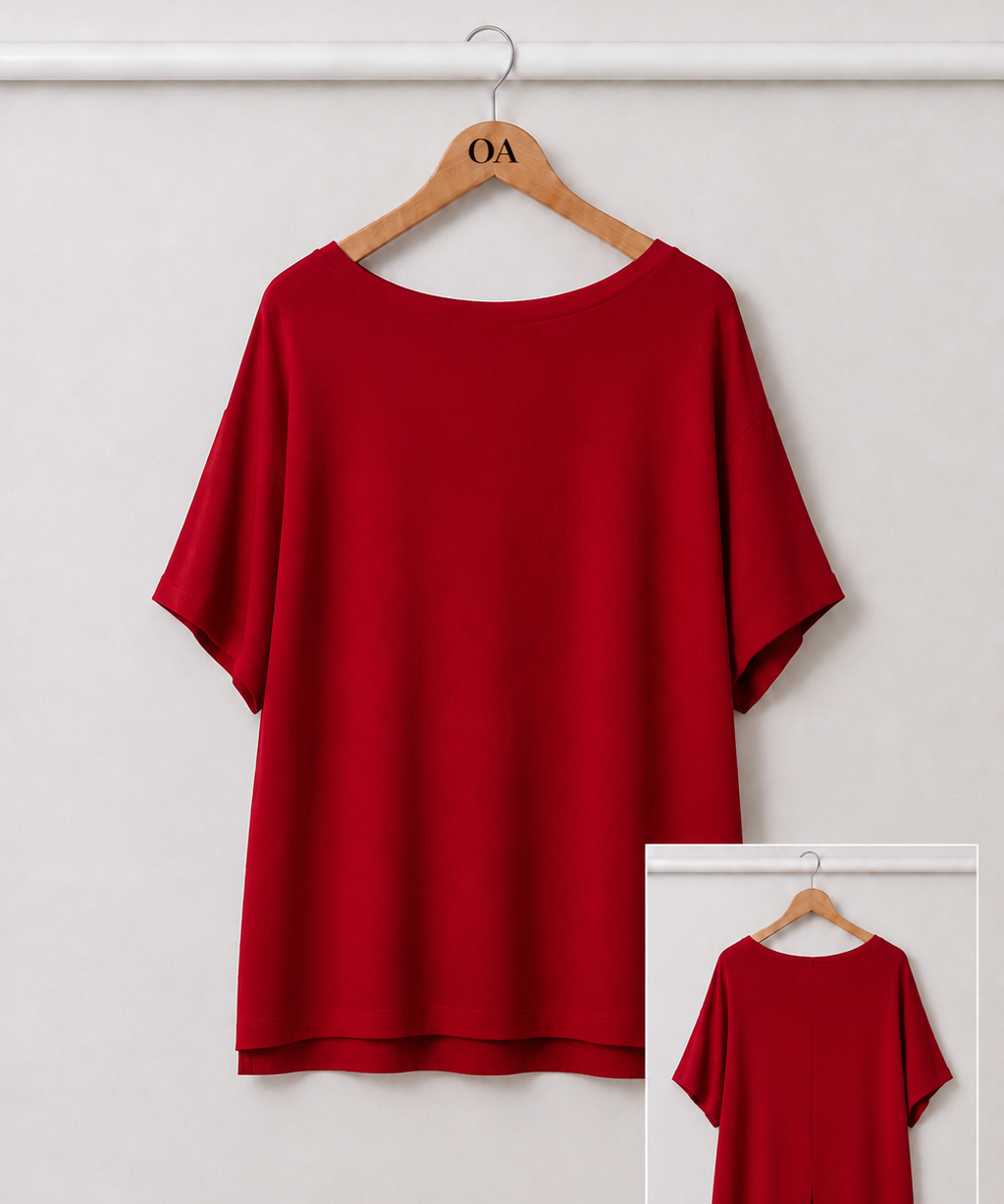 Blusa vermelha de tecido leve, gola canoa e mangas amplas tipo quimono