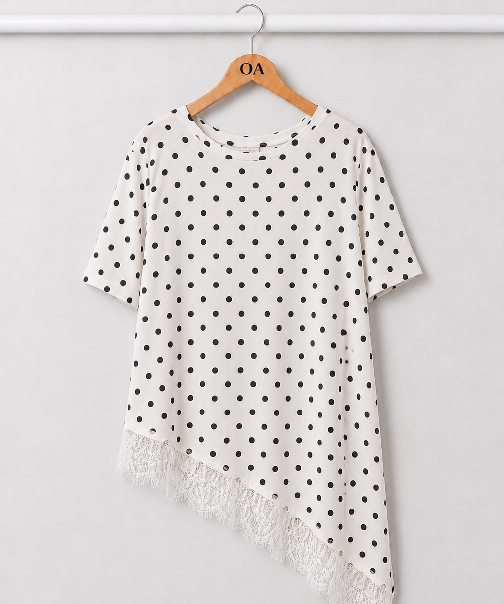 Camiseta branca de poá com renda na barra assimétrica