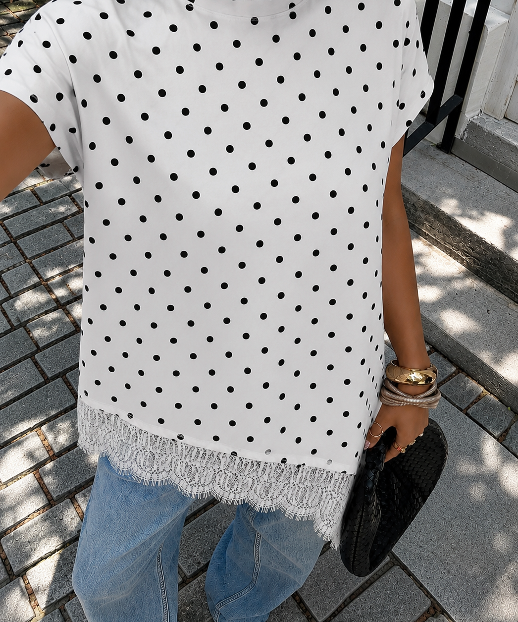 Camiseta de poá branca com manga curta e renda na barra