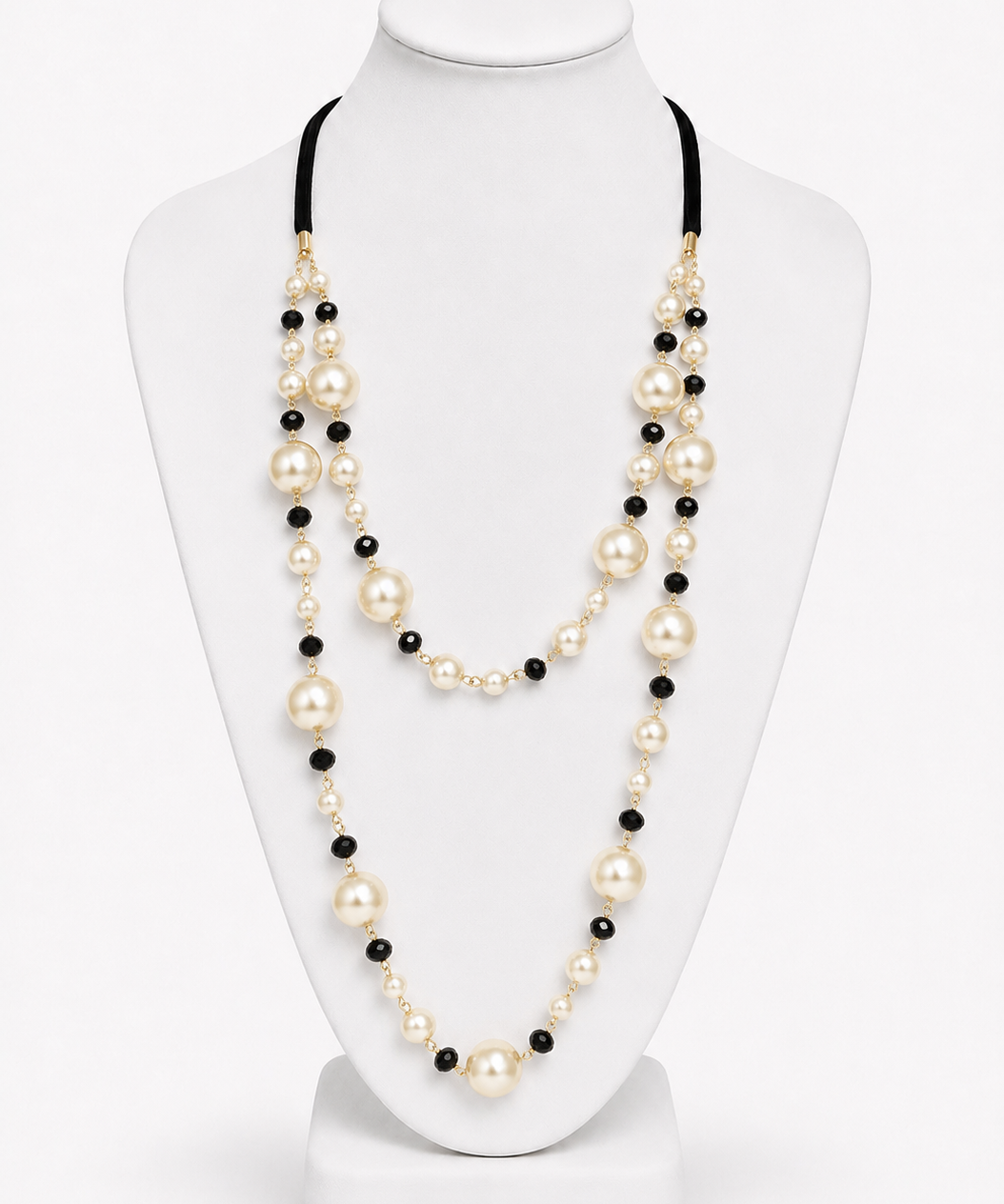 Colar Esther longo com pérolas e contas pretas, em fio com acabamento dourado.