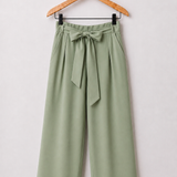 Calça ampla verde menta com faixa na cintura e cós franzido