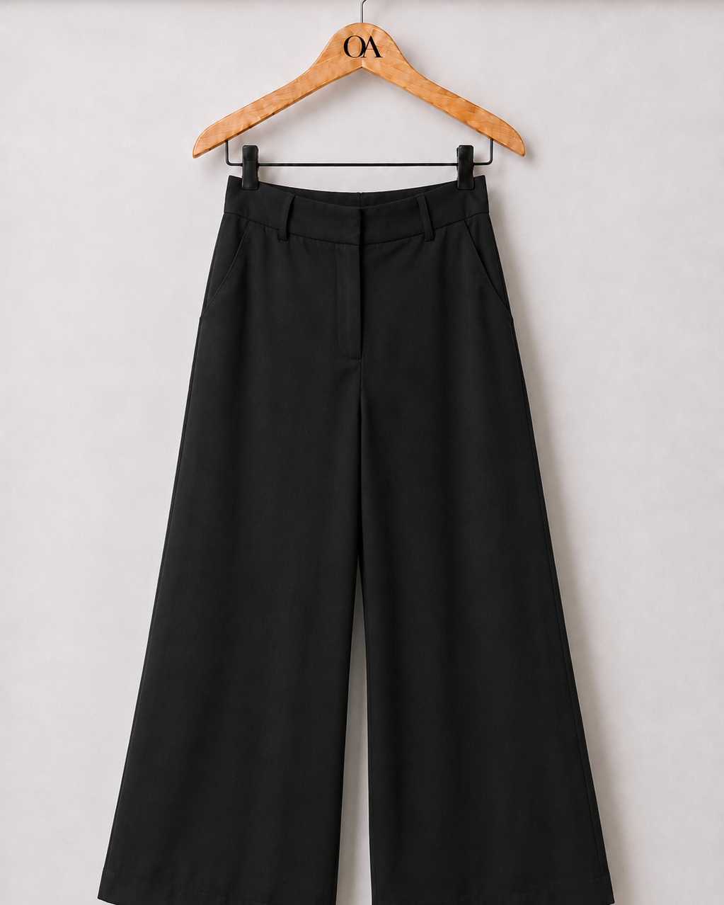Calça pantalona preta, cintura com passantes e pregas, botão frontal