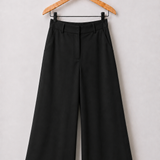 Calça pantalona preta, cintura com passantes e pregas, botão frontal