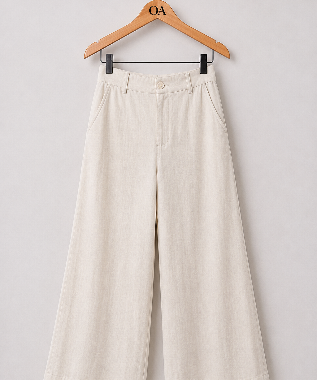 Calça pantalona creme clara, cintura com passantes e pregas, botão frontal