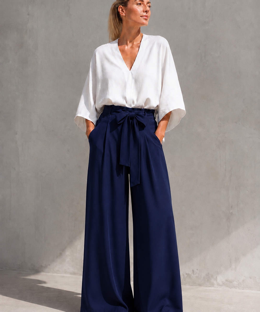 Calça azul-marinho pantalona com cós alto e laço frontal