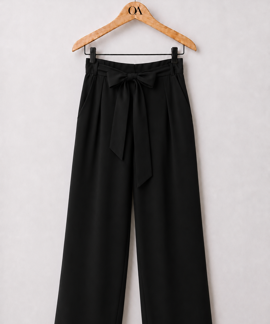 Calça preta pantalona com pregas frontais e cós com faixa amarrada