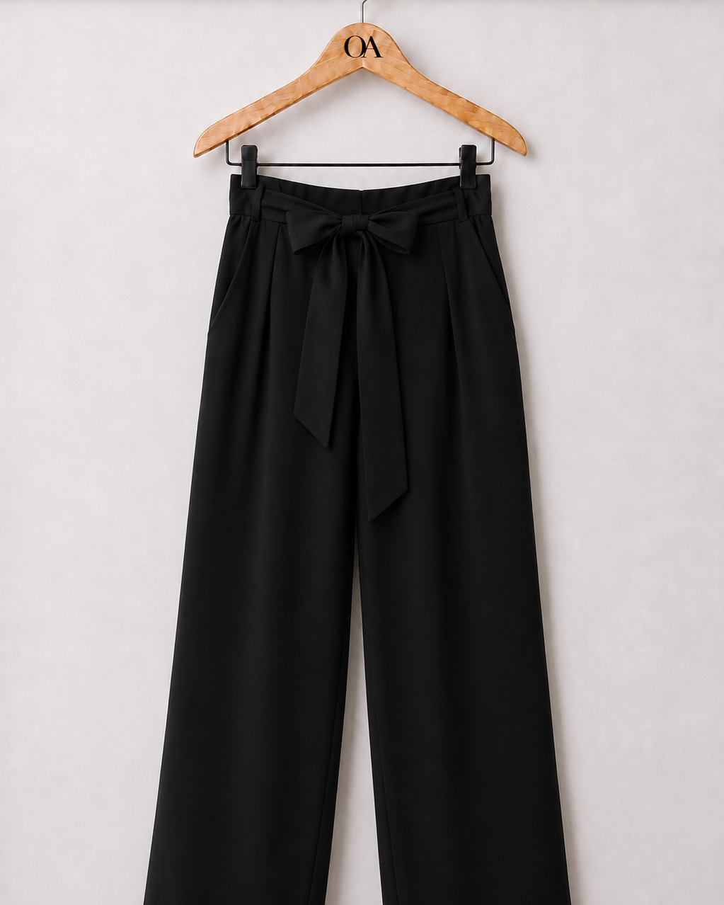 Calça preta pantalona com pregas frontais e cós com faixa amarrada