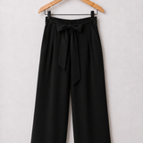 Calça preta pantalona com pregas frontais e cós com faixa amarrada