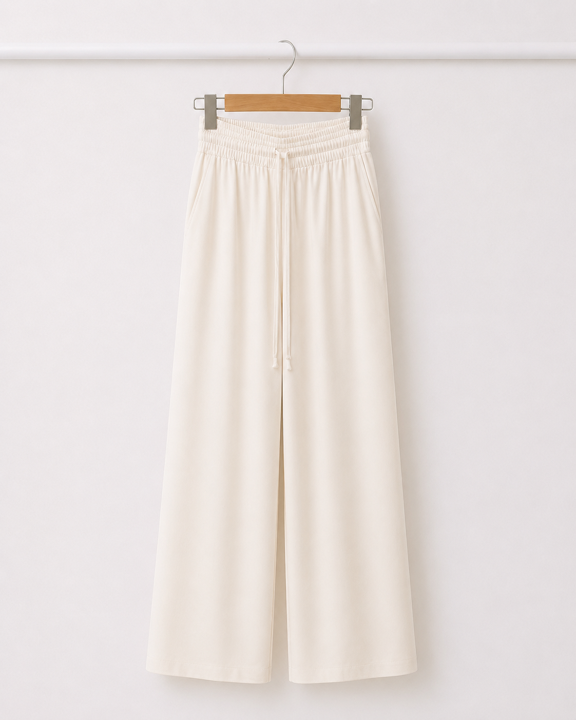 Calça Budapeste off-white com cós elástico e cordão, pantalona longa