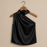 Blusa de cetim preta com gola alta e ombro único, sem mangas, drapeado