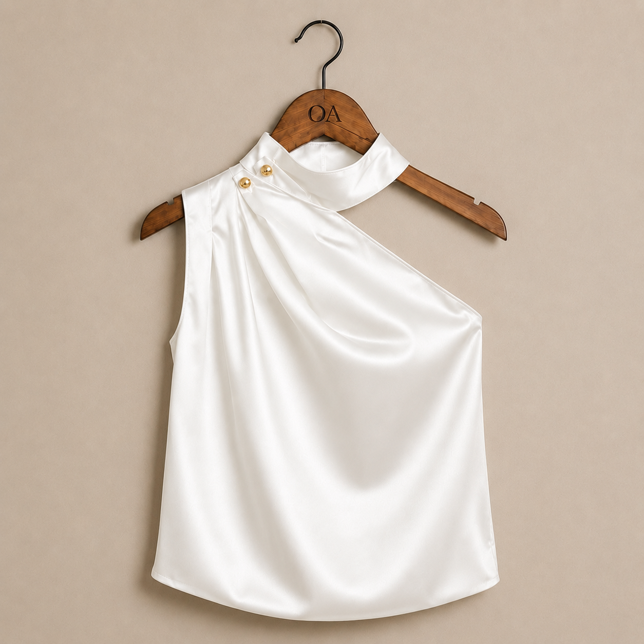 Blusa de cetim off white com gola alta e ombro único, sem mangas, drapeado