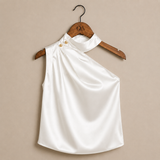 Blusa de cetim off white com gola alta e ombro único, sem mangas, drapeado