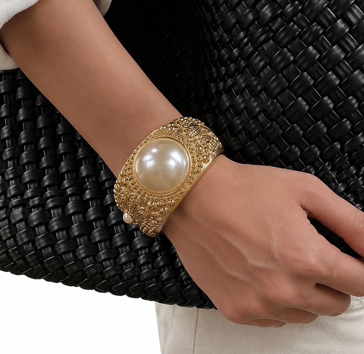 Bracelete dourado com pérola grande redonda e pequenas esferas laterais