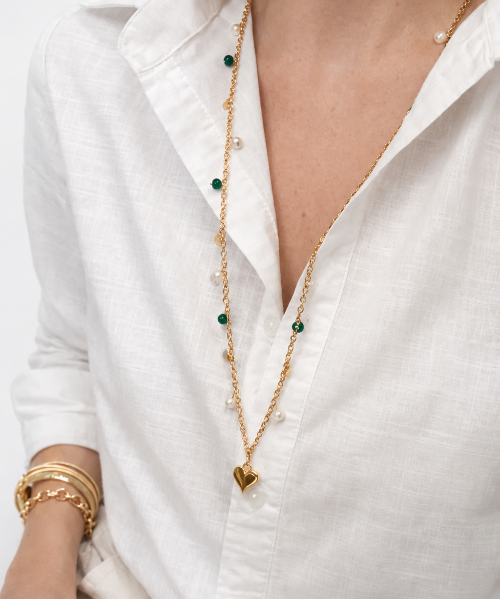 Colar Penha dourado com contas verdes e pingente de coração, com pérolas
