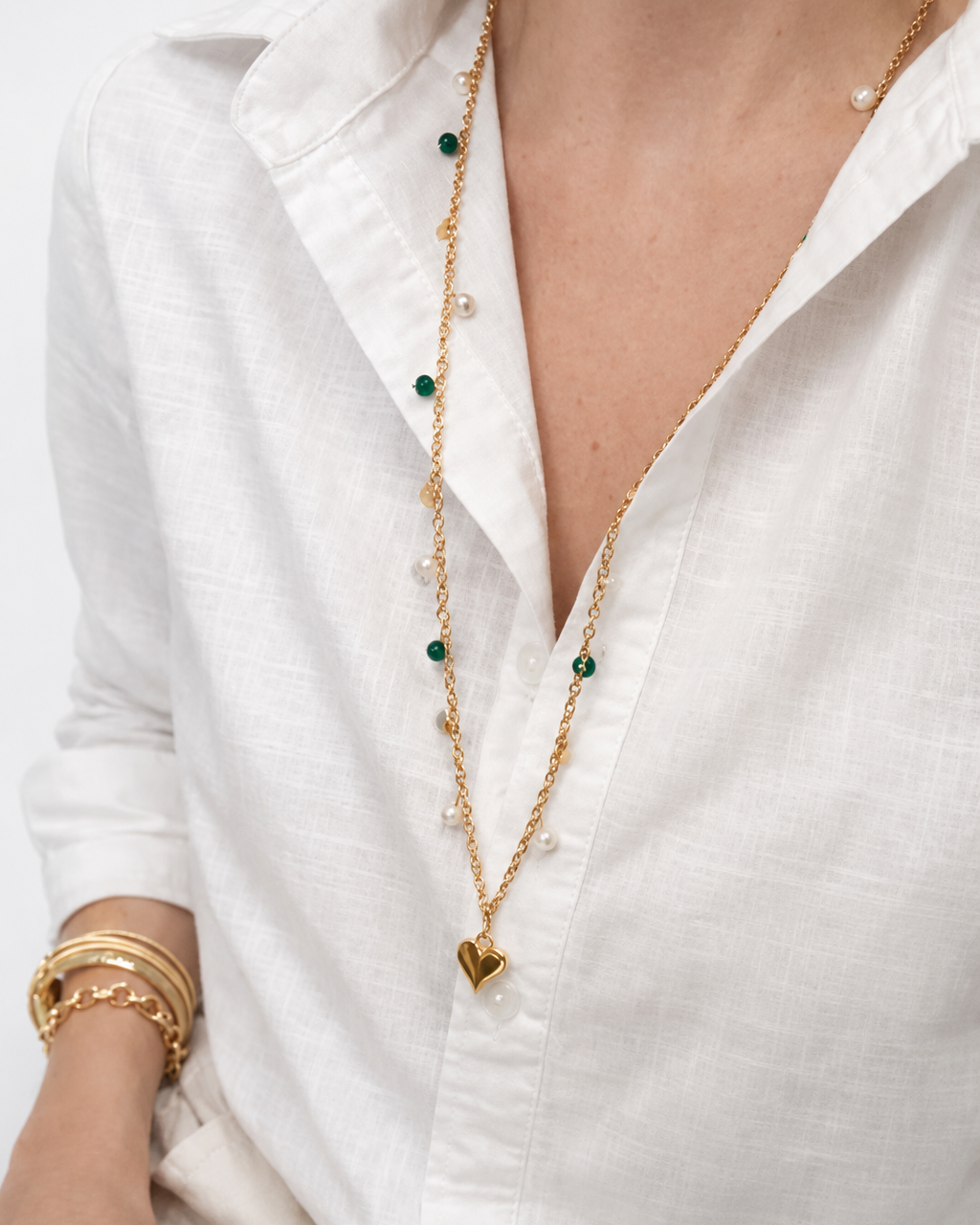 Colar Penha dourado com contas verdes e pingente de coração, com pérolas