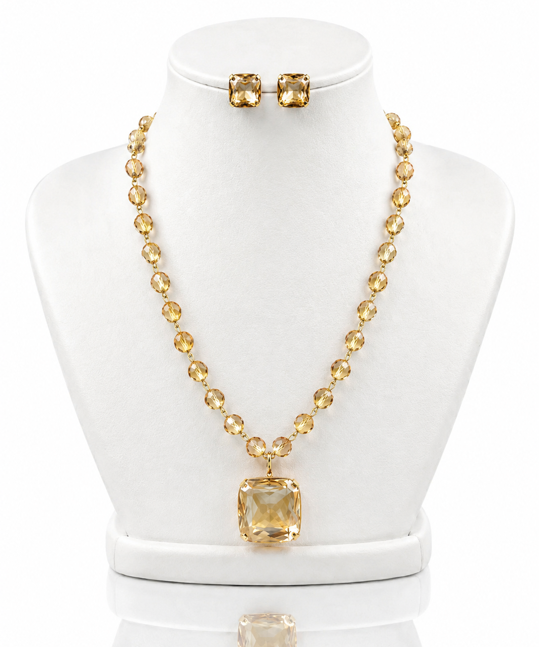 Conjunto de colar e brinco dourado com pedras quadradas e pingente central