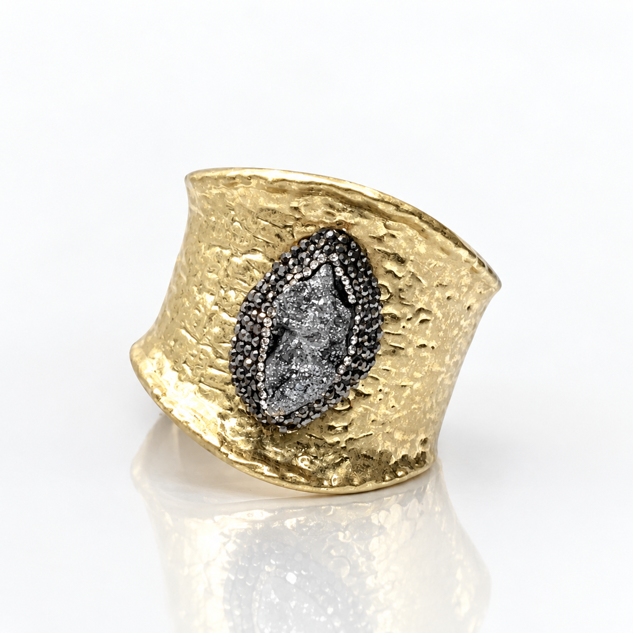 Bracelete dourado texturizado com pedra oval cinza-escura cravada