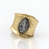 Bracelete dourado texturizado com pedra oval cinza-escura cravada
