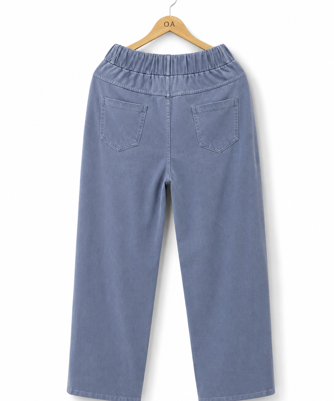 Calça jeans azul-claro com cós elástico e cadarço, bolsos frontais e barra larga