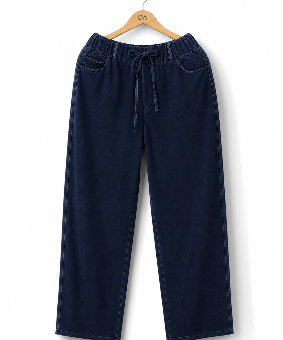 Calça jeans marinho com cós elástico e cadarço, bolsos frontais e perna larga