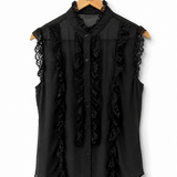 Blusa preta sem mangas com gola e faixa de botões, detalhes em renda na frente