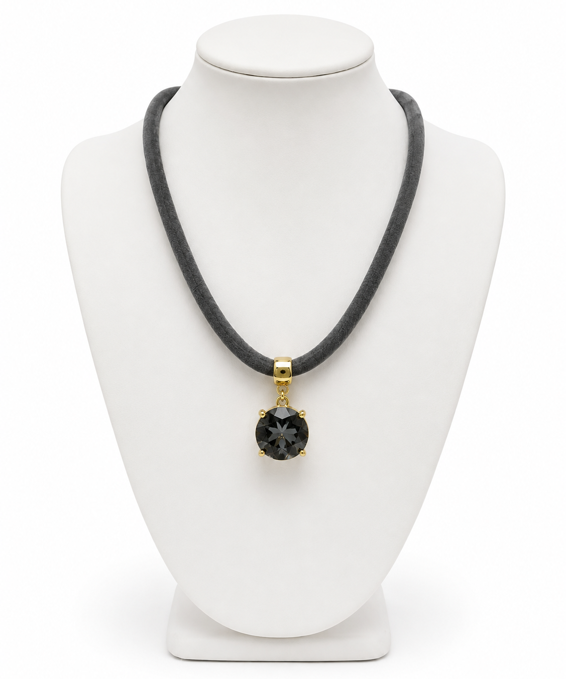 Colar com cordão grafite e pingente oval com pedra escura, acabamento dourado