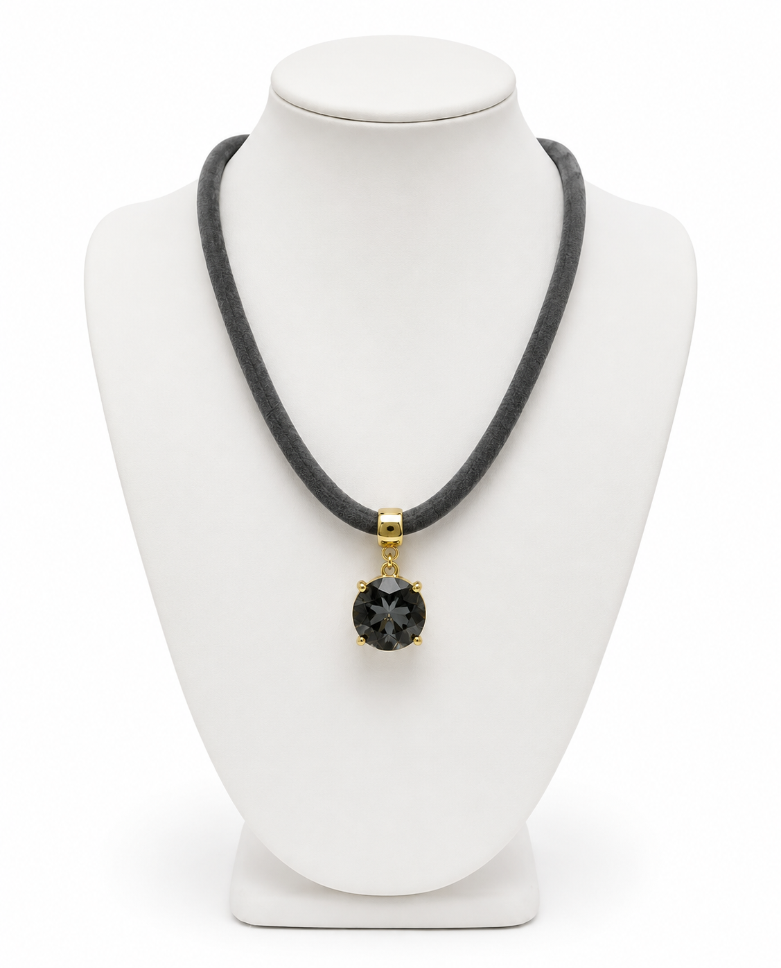 Colar com cordão grafite e pingente oval com pedra escura, acabamento dourado