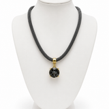 Colar com cordão grafite e pingente oval com pedra escura, acabamento dourado