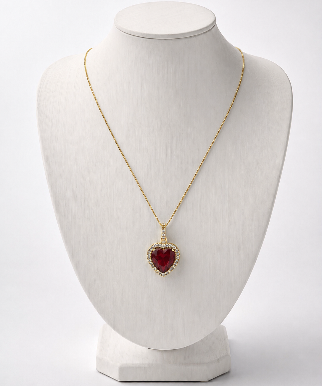 Colar com corrente dourada e pingente coração vermelho com borda cravejada