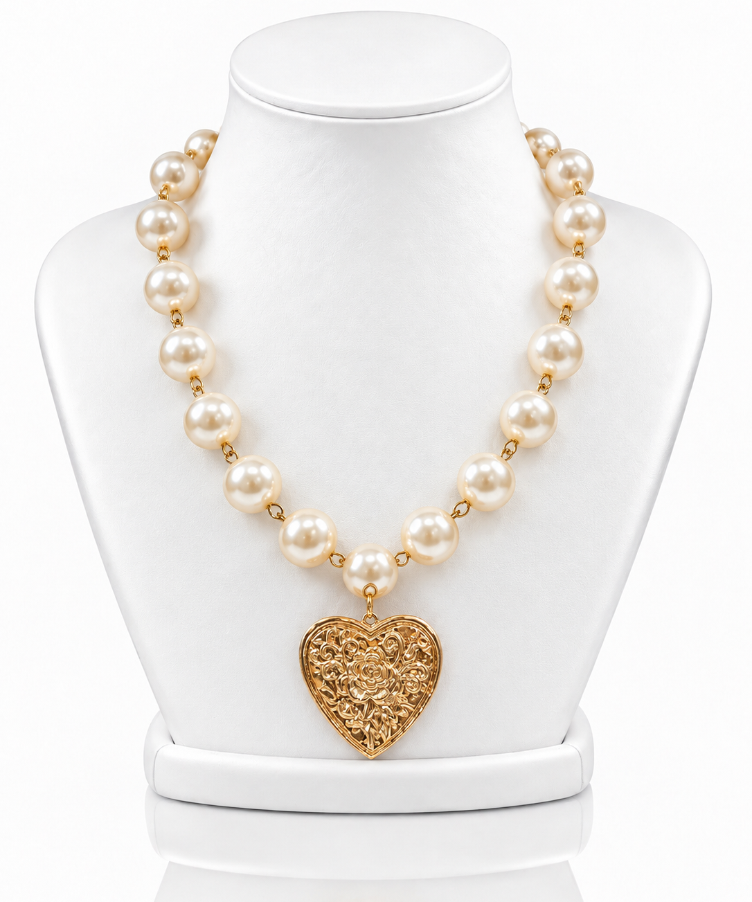 Colar de pérolas com pingente coração dourado