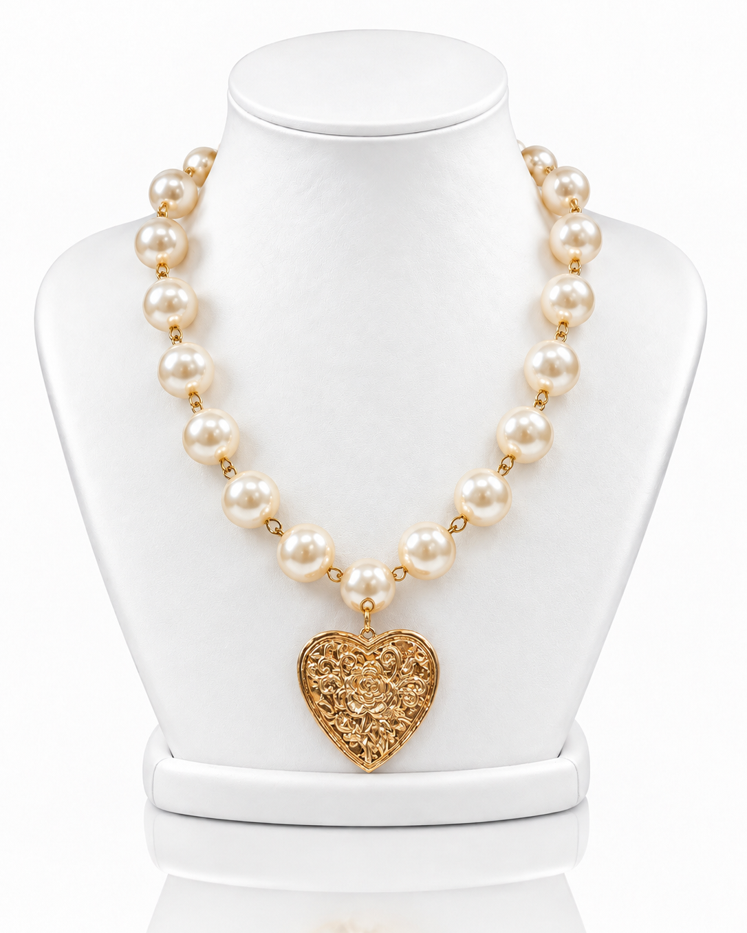 Colar de pérolas com pingente coração dourado