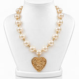 Colar de pérolas com pingente coração dourado