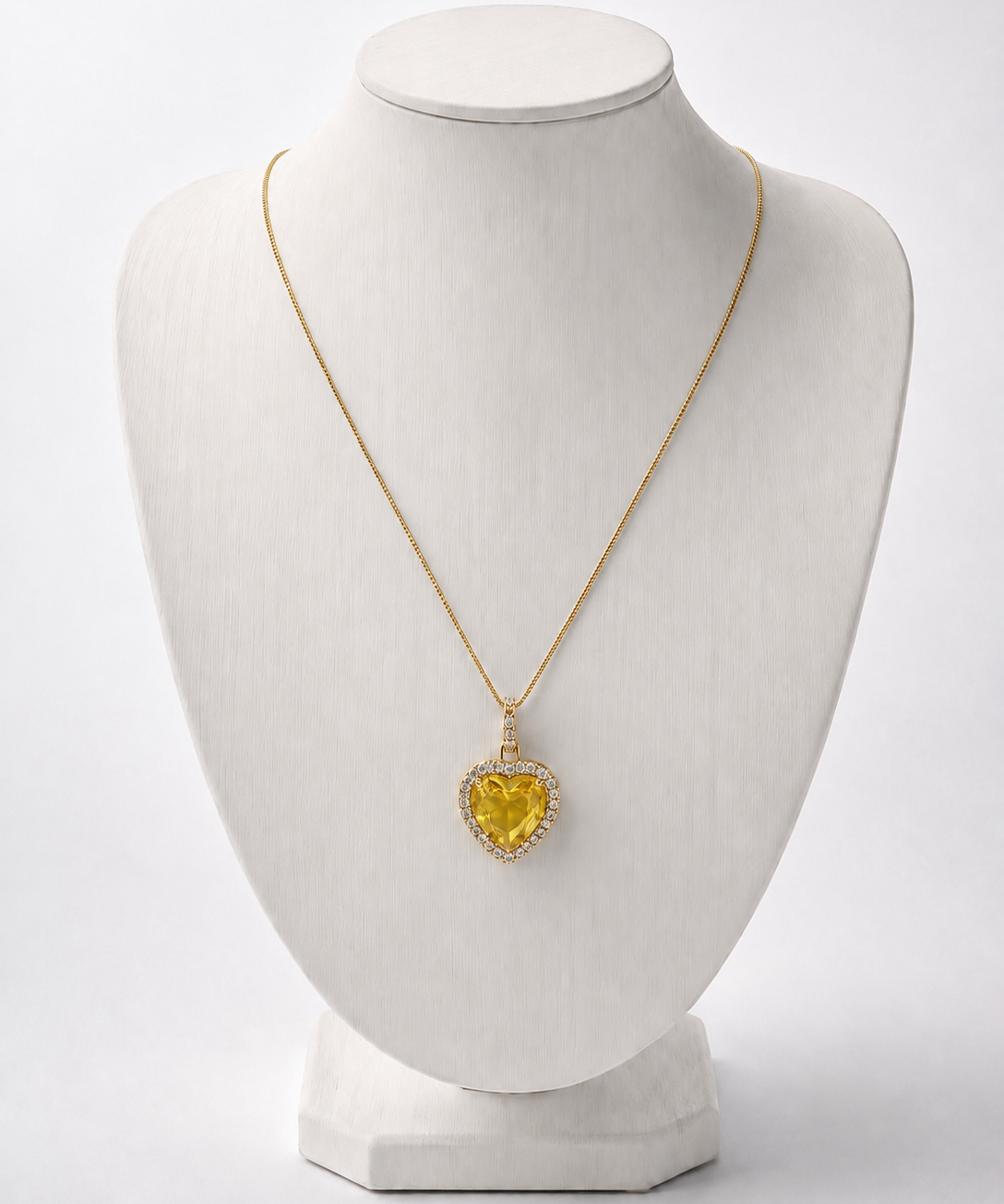 Colar com corrente dourada e pingente coração amarelo com borda cravejada