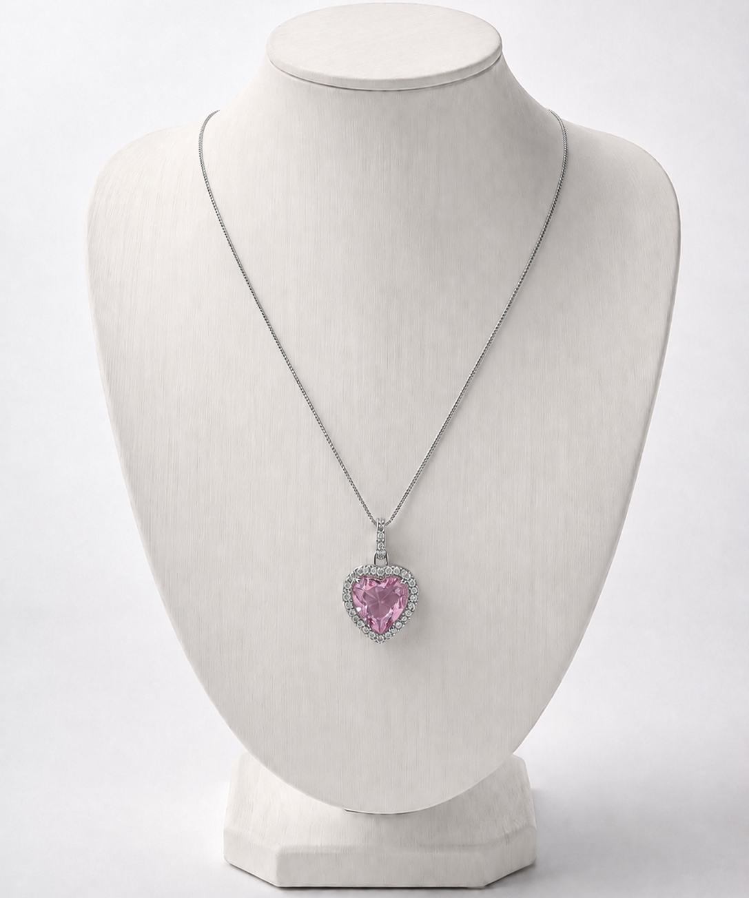 Colar com corrente prateada e pingente coração rosa com borda cravejada