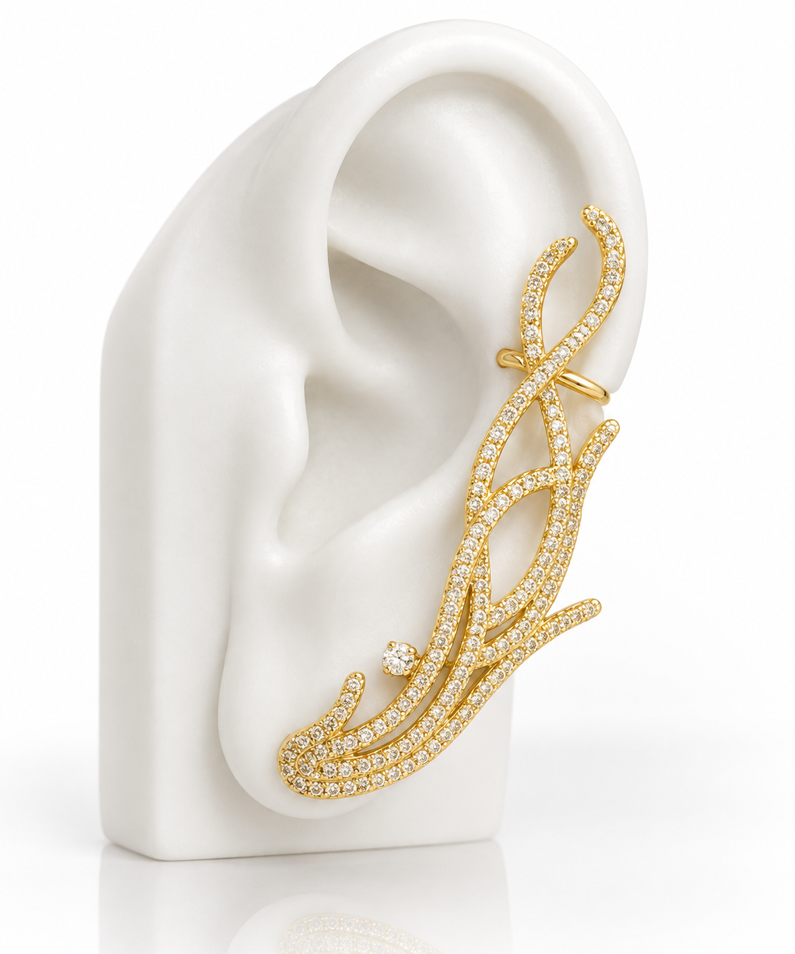 Brinco earcuff glam dourado cravejado, formato de letra em camadas