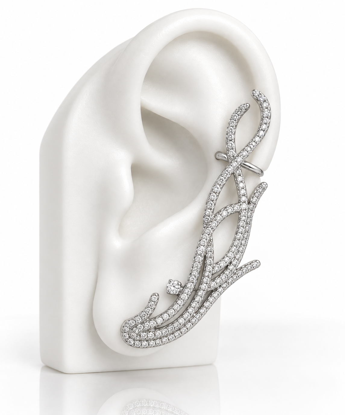 Brinco earcuff glam prateado cravejado, formato de letra em camadas