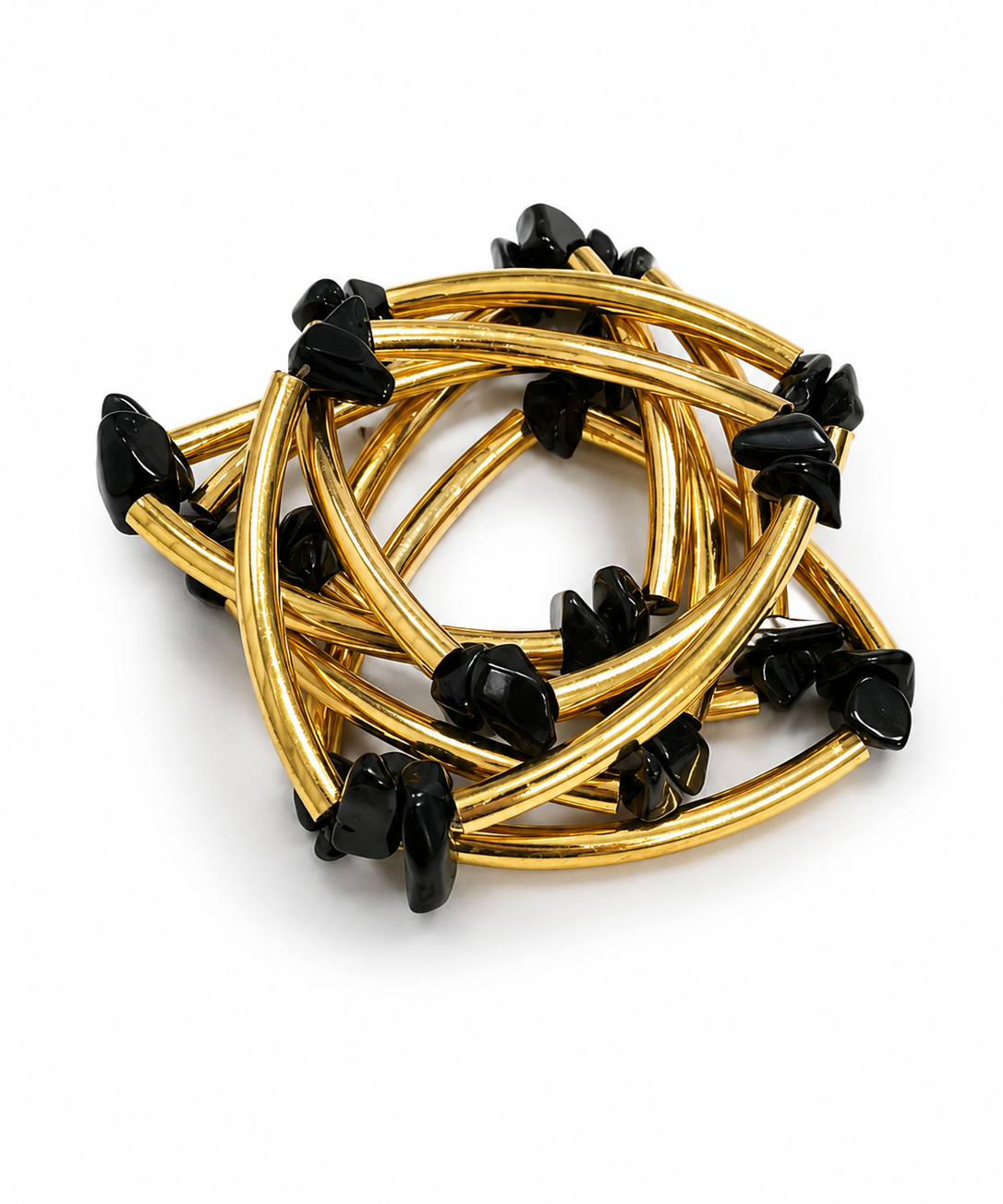 Pulseira de metal dourado com pedras pretas tipo ônix e voltas sobrepostas
